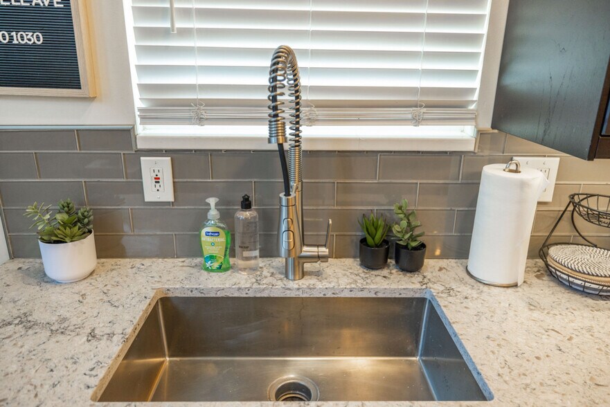 Building Photo - 924 Lowell Ave S