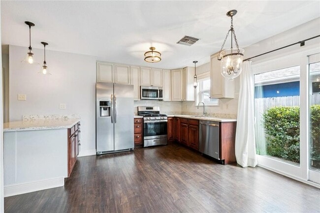 Building Photo - 1433 Poinsettia Dr