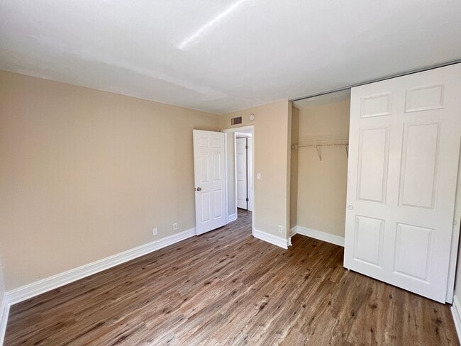 Building Photo - Spacious End-Unit Townhouse in Boynton Beach