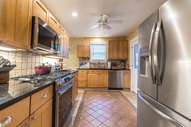 Building Photo - Quaint 4 bedroom Erie Home with Central Air & Garage Parking (Month to Month available)