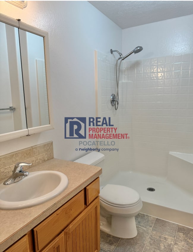 Building Photo - MOVE IN SPECIAL - 5 Bedroom 3.5 Bath Duple...