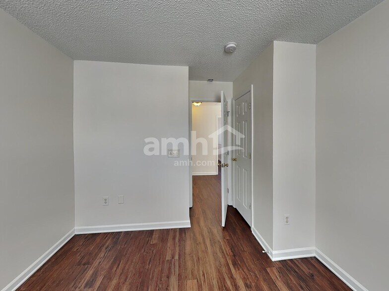 Building Photo - 9428 Meadowmont View Dr