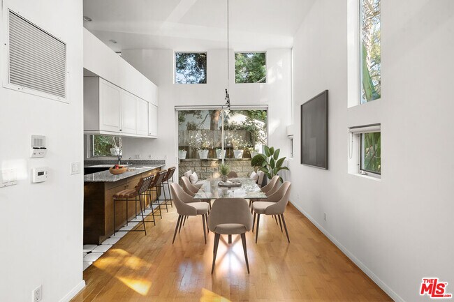 Building Photo - 1011 Pacific St