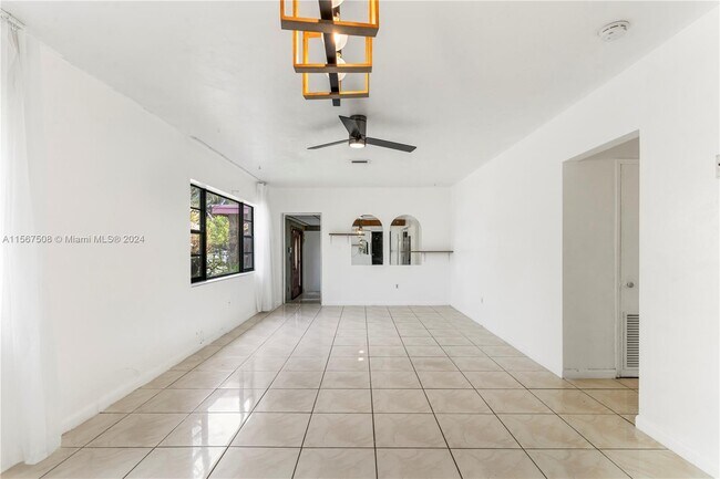 Building Photo - 560 NE 158th St
