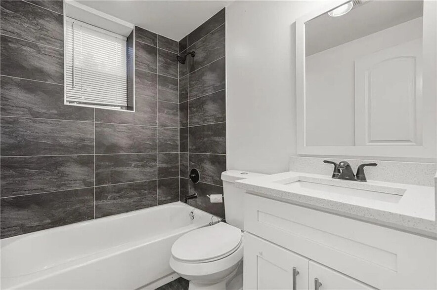 Building Photo - 805 Coleman St SW