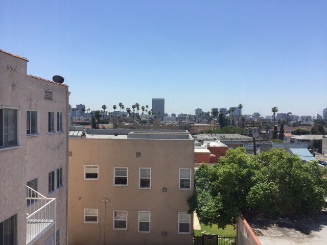 Building Photo - 327 N Mariposa Ave