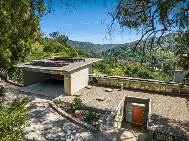 Building Photo - 2870 Benedict Canyon Drive