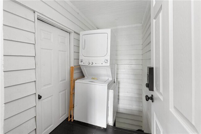 Building Photo - 1031 Austin Ave NE