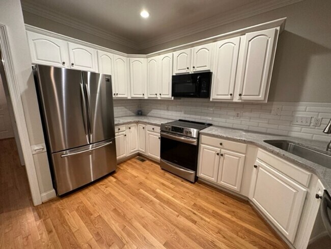 Building Photo - Stunning Townhome - Irving Park