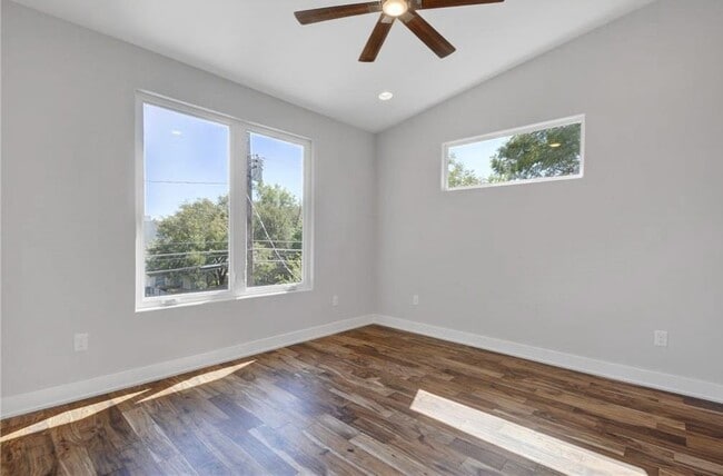 Building Photo - 1208 Kinney Ave