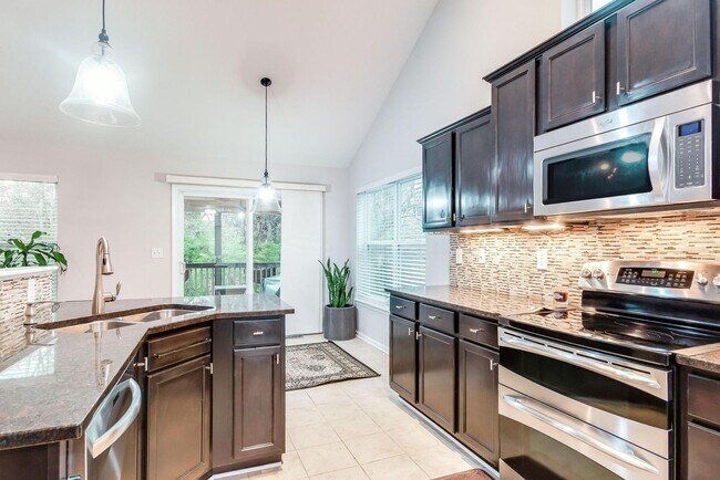 Building Photo - 216 Rockcrest Way