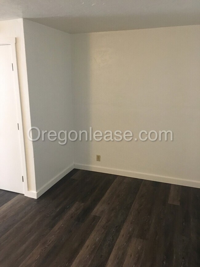Building Photo - 2 bed 1.5 bath West Springfield Townhouse