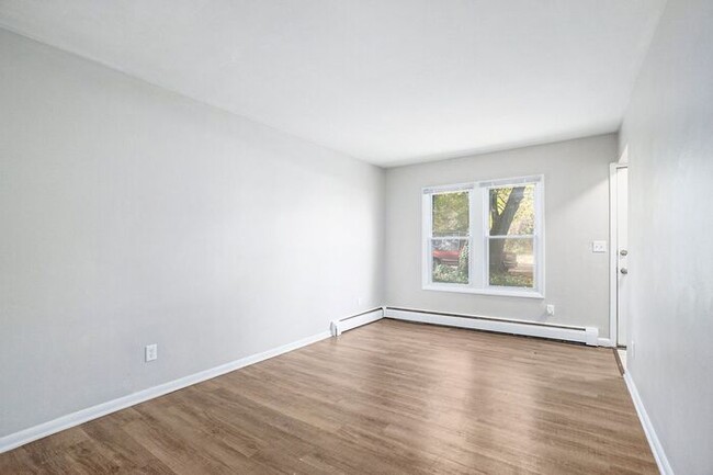 Building Photo - Newly Remodeled 2bed 1 bath duplex in West...