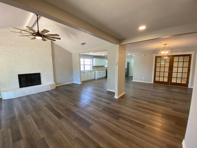 Building Photo - Spacious and Stunning Home with Solar Panels – Your Dream Property AWAITS!