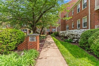 Building Photo - Cozy & Updated Condo in Prime Alexandria Location