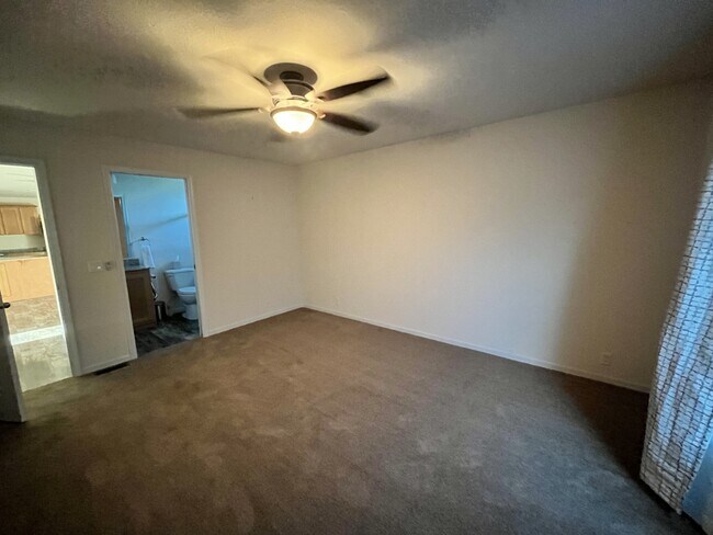 Building Photo - 16340 Sycamore Ave