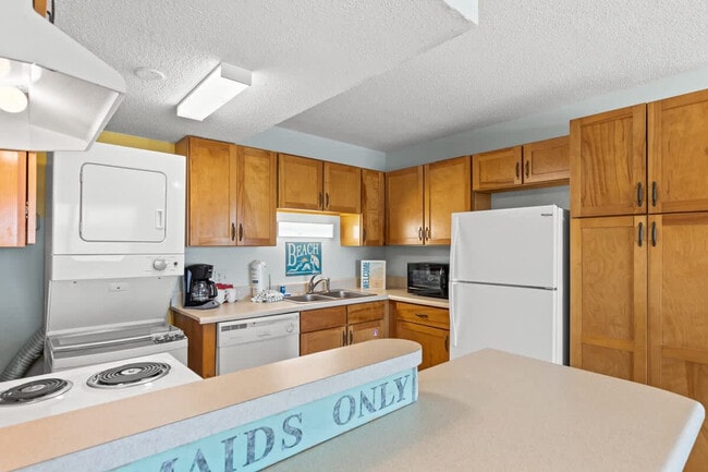 Building Photo - 8743 Thomas Dr