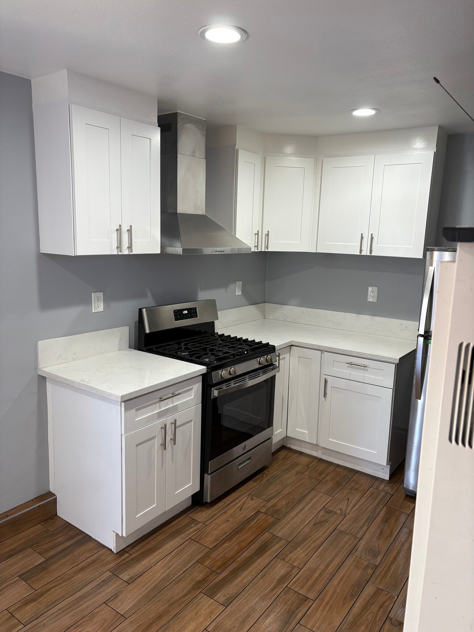 Building Photo - 1456 W 6th St