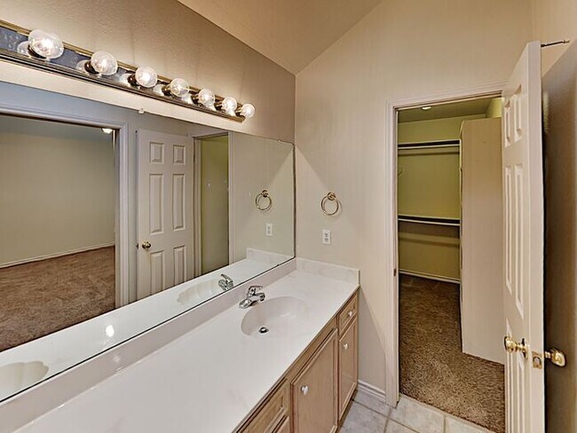 Building Photo - *No Application Fee* *$500 off first month...
