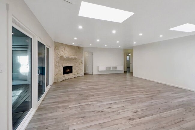 Building Photo - 5602 Sylmar Rd