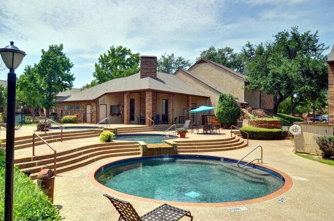 Building Photo - 2106 Rainbow Dr