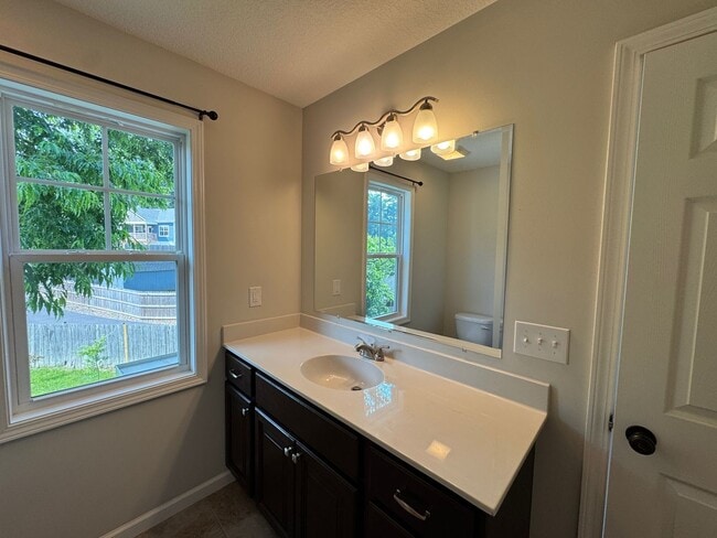 Building Photo - Oakley - Modern Three Bedroom