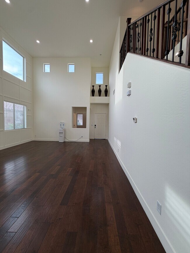 Building Photo - 2741 E Quiet Hollow Ln
