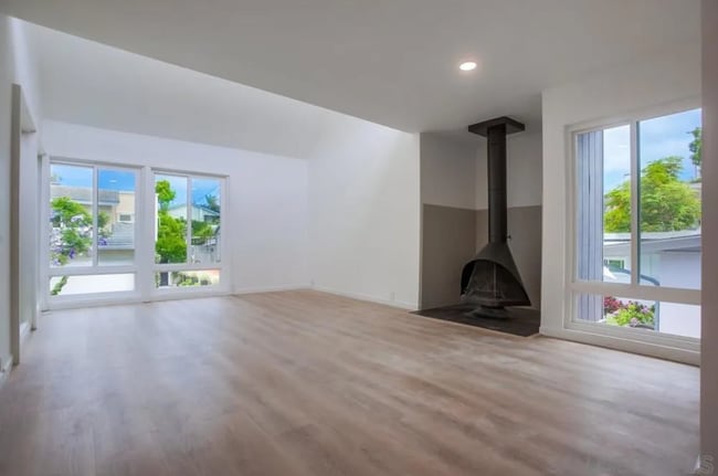 Building Photo - Townhome in the heart of La Jolla’s coveted Beach Barber Tract