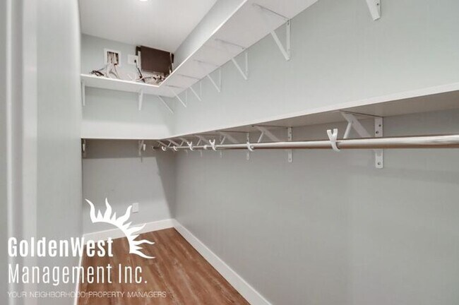 Building Photo - Charming 3Bdm 2.5Ba Townhome in the Claire...