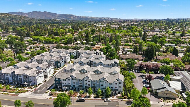 Building Photo - Spacious 3 Bed Townhome with Garage, A/C & Modern Finishes