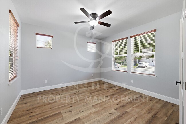 Building Photo - 2127 Ranch View Dr