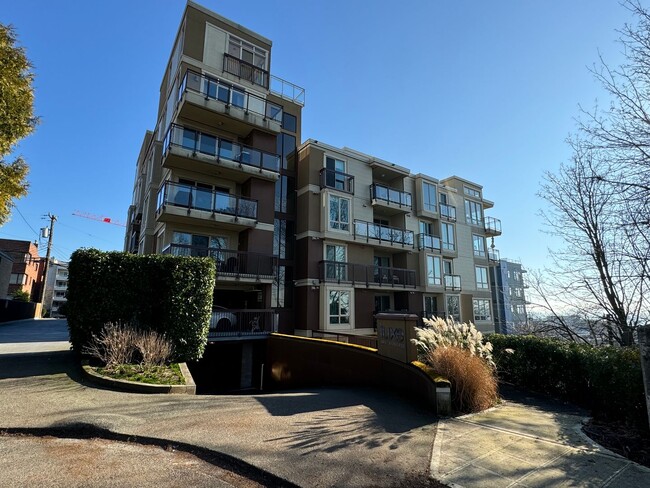 Building Photo - Stunning 1b1b condo in Queen Anne