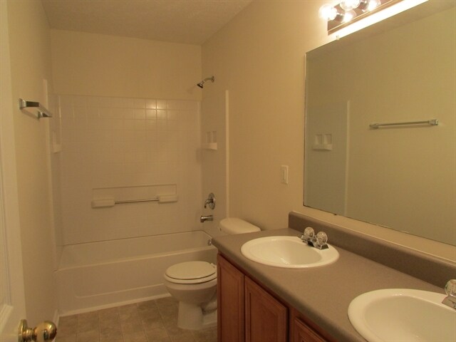 Building Photo - 2651 Sutherland Dr