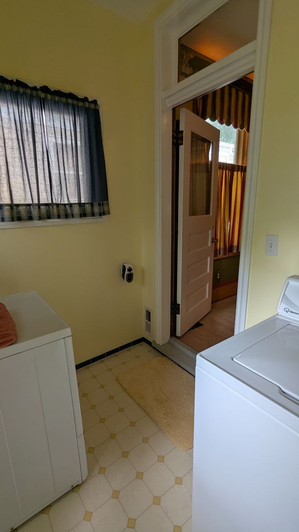 Building Photo - Welcome to this fully furnished 3-bedroom, 1.5-bath home in Massillon