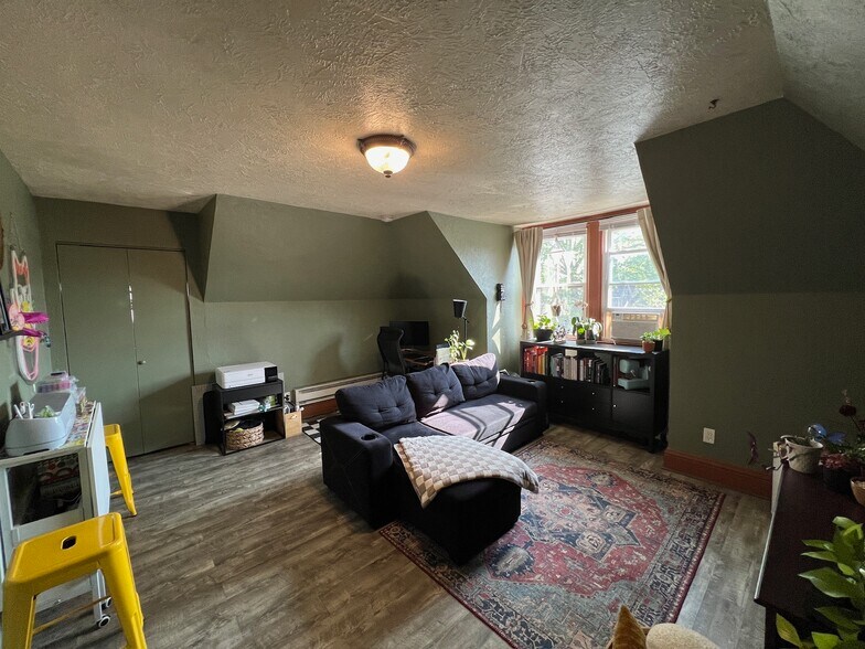 Building Photo - 729 Savannah Ave