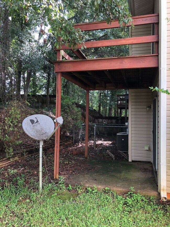 Building Photo - Rolling Acres - End Unit!  CARPET/LVP. WAS...