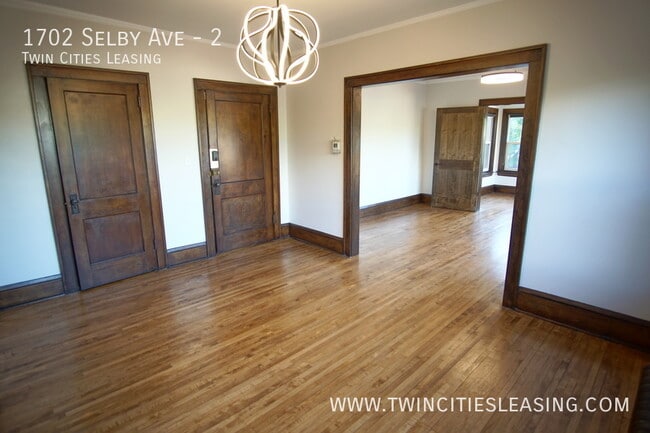 Building Photo - Newly Renovated Apartment! Fantastic Locat...