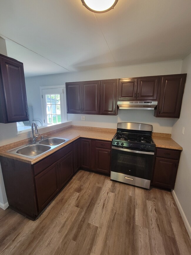 Building Photo - 202 S Hammes Ave