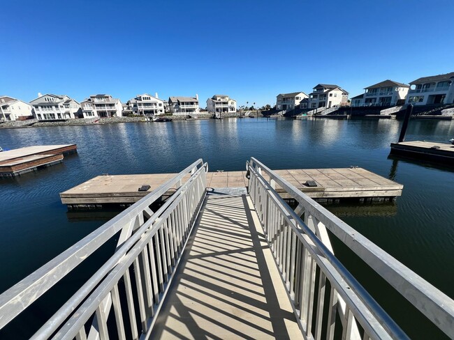 Building Photo - Waterfront Beauty