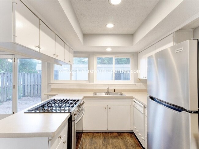 Building Photo - 462 Westview Terrace
