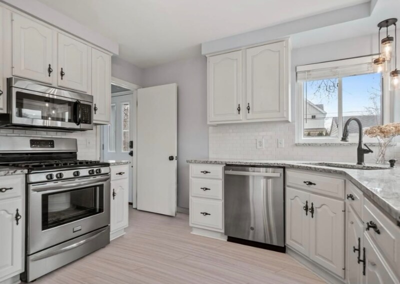 Building Photo - 1602 E Maple Rd