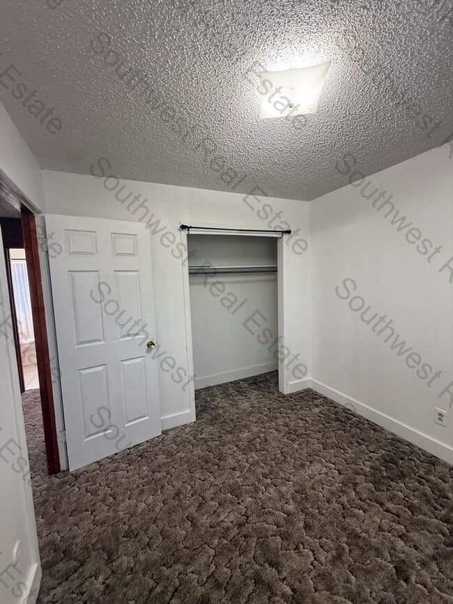 Building Photo - Cute 2 bedroom 1 bath