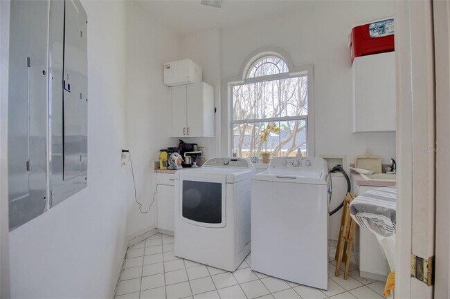 Building Photo - 131 Sands Pt Dr