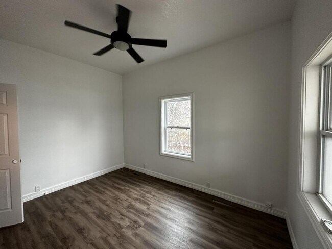 Building Photo - 304 N Roney St