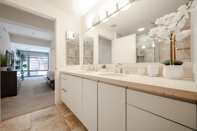 Building Photo - 7121 E Rancho Vista Dr