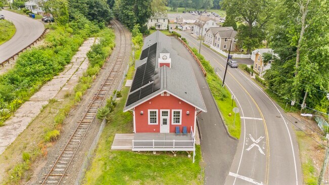 Building Photo - 240 Meadow Rd