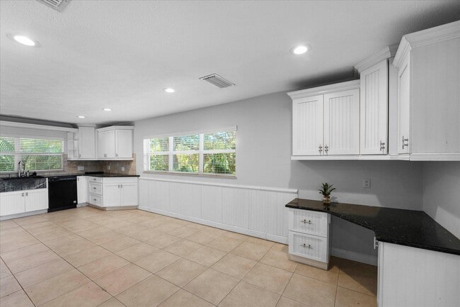 Building Photo - 850 NE Ixora Dr