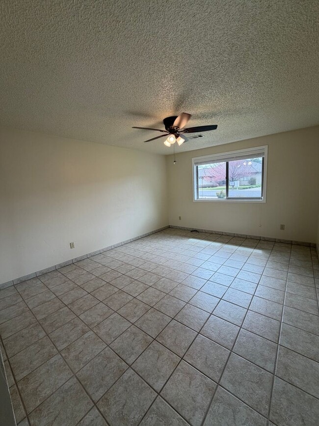 Building Photo - Hard to find 3 Bdrm, 2 Bath home in Harbor isles on the canal 2 miles to Sky Lakes Medical Ctr an...