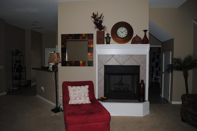 Building Photo - Three Bed / Three Bath with Fenced Yard an...