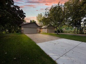 Building Photo - 3 Bedroom Golden Valley Home